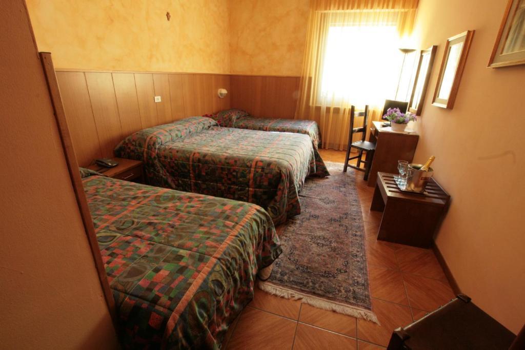 Hotel Sarre الغرفة الصورة